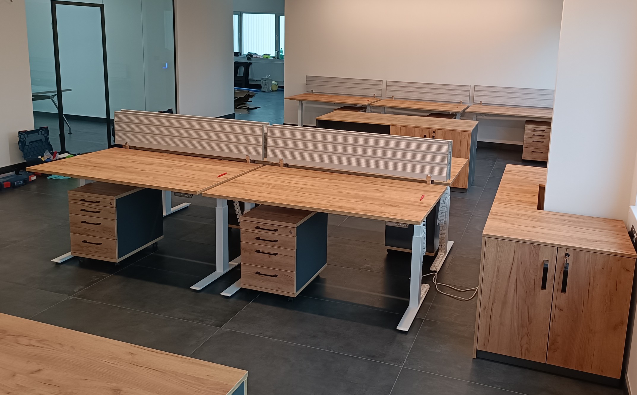 desktherapy-bosch-craft-zlaty-vyskove-nastavitelny-stul-ie5