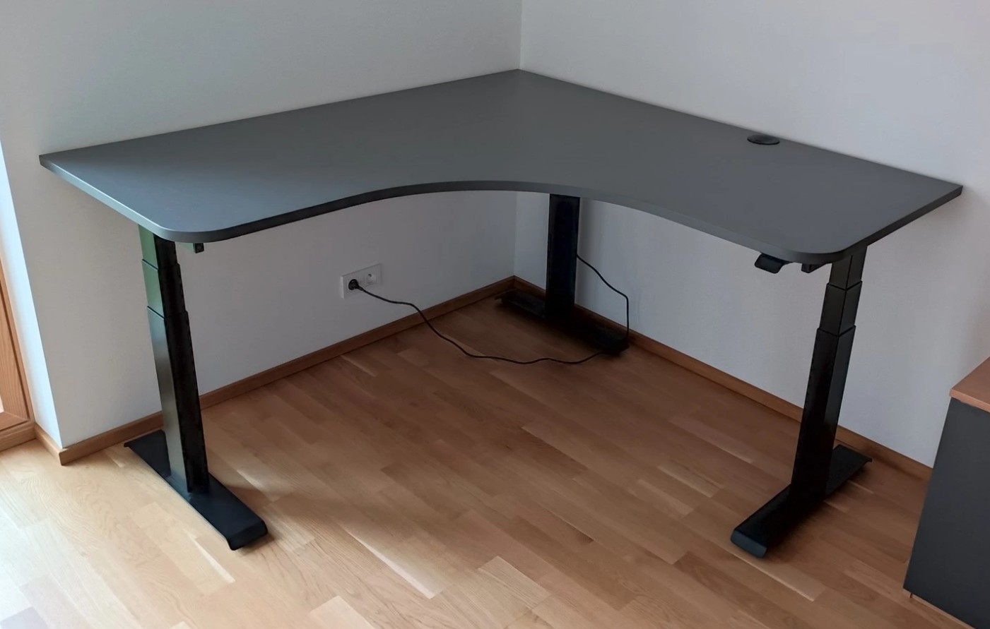 rohovy-nastavitelny-stul